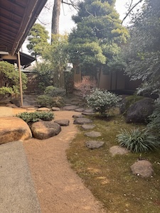 残月Zangetsu・休憩室Kyuukeishitu 前庭maeniwa