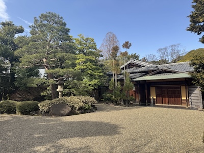 表玄関前庭Omotegenkan maeniwa